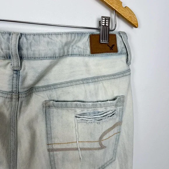 American Eagle Tomgirl Light Wash Distressed Ripped Straight Leg Jeans Size 4 - Picture 8 of 13
